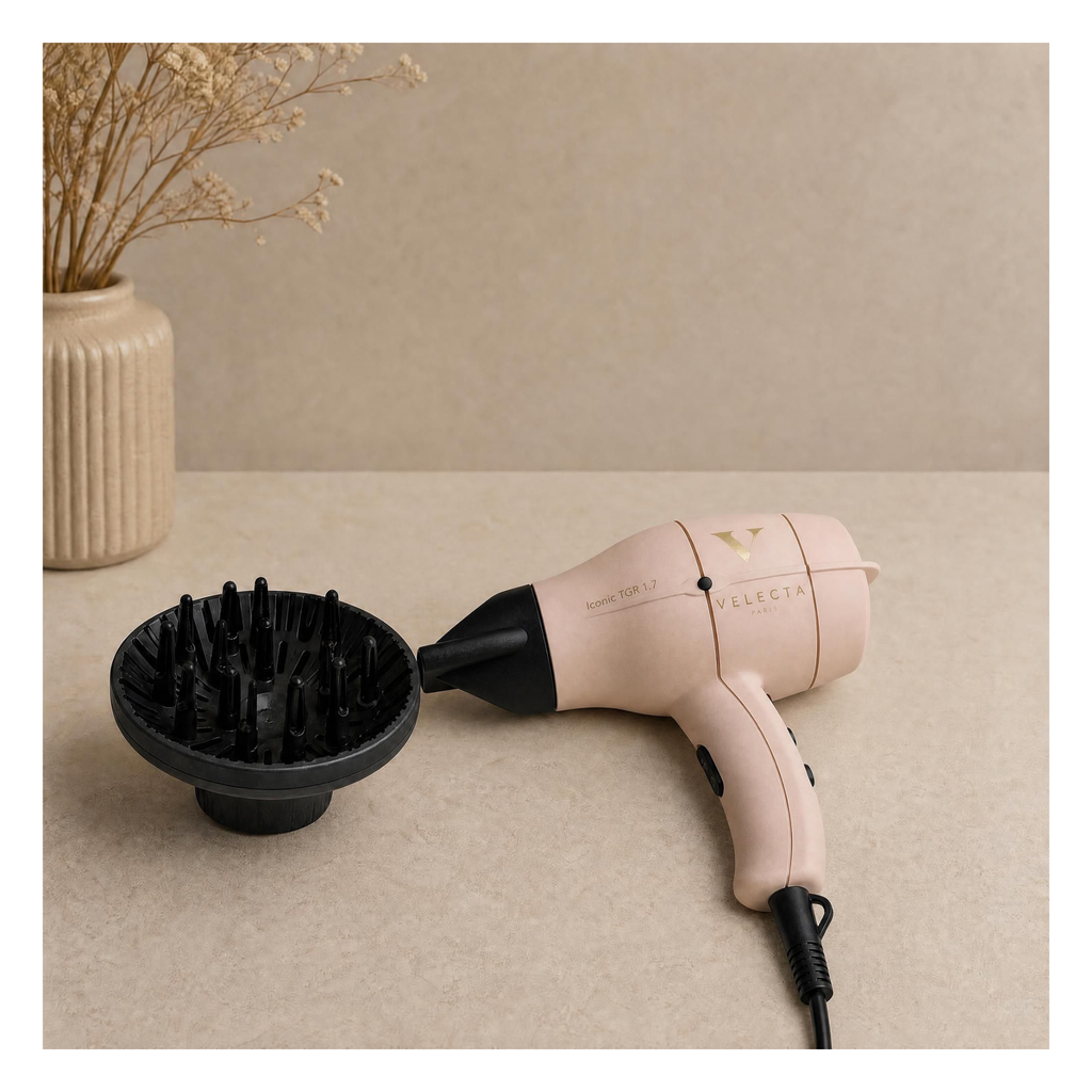 Velecta - Iconic TGR 1.7 - Coffret sèche-cheveux rose poudré avec marquage or + Diffuseur